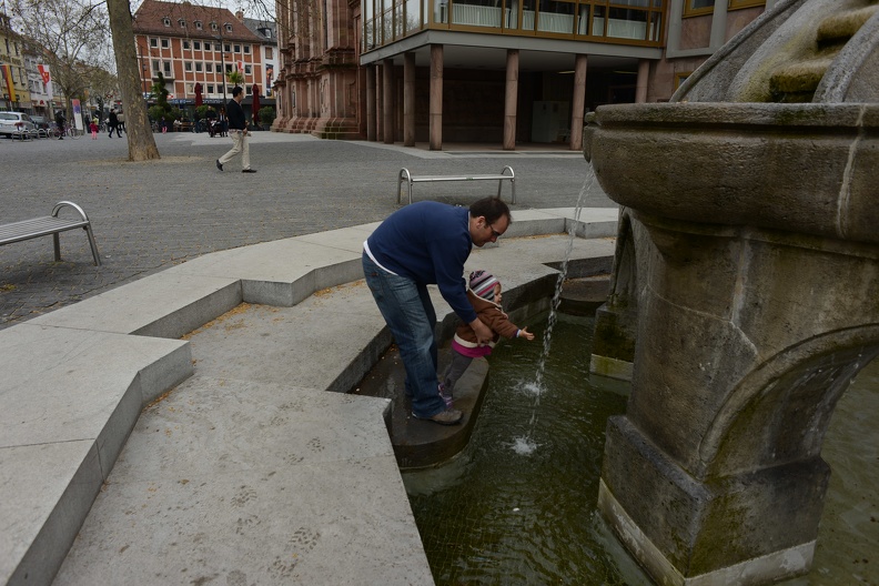 Playing the fountain4.JPG